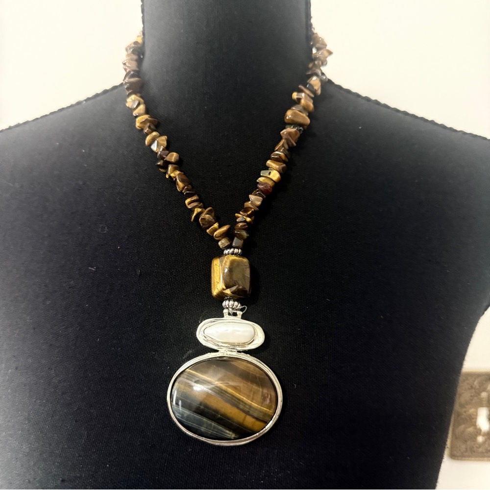 Women’s Tigers Eye and Mother of Pearl Beaded Pendant Necklace
